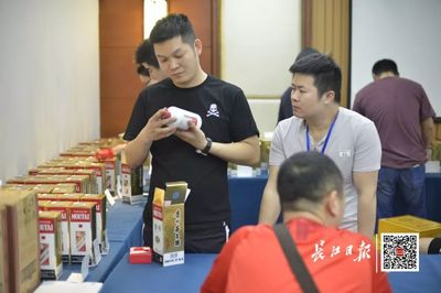 武漢公務(wù)員上繳特拍會(huì) 茅臺(tái)與名表成焦點(diǎn)